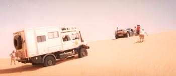 Le Nissan bloqu au sommet de la dune